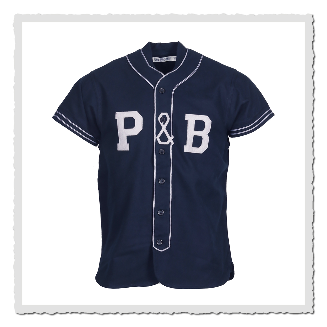 Freigestellte Vorderansicht eines dunkelblauen Baseballshirts vor hellem, neutralem Hintergrund.